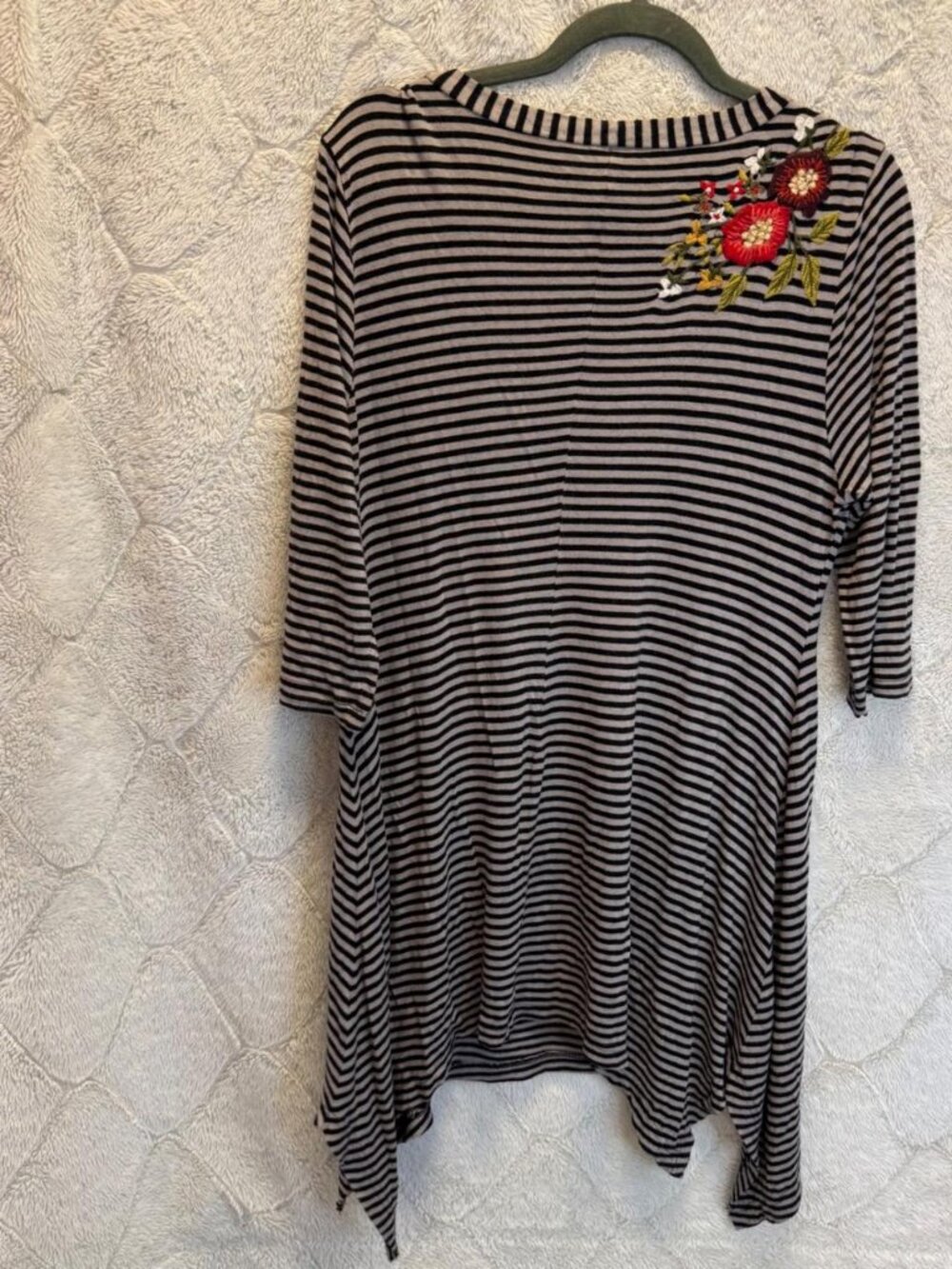 Surroundings L Striped Floral